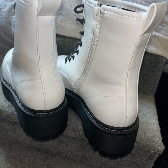 Womans Size 6 Steve Madden Betty White boots - Picture 6 of 8